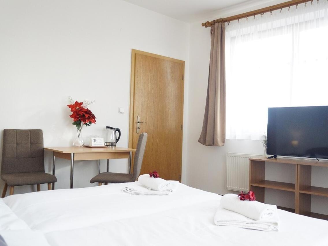Hotel U Brany Uherský Brod Buitenkant foto